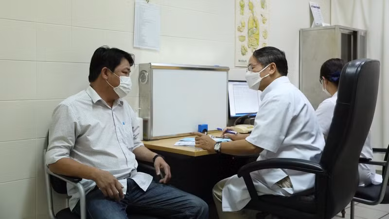 Khám, tư vấn cho người bệnh tại Bệnh viện Trung ương Huế. (Ảnh: nhandan.vn)