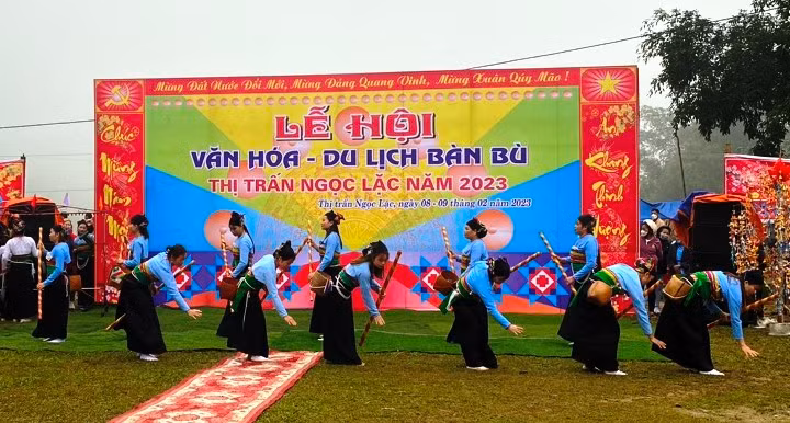 Một tiết mục văn nghệ của dân tộc Mường ở Ngọc Lặc. Một tiết mục văn nghệ của dân tộc Mường ở Ngọc Lặc.