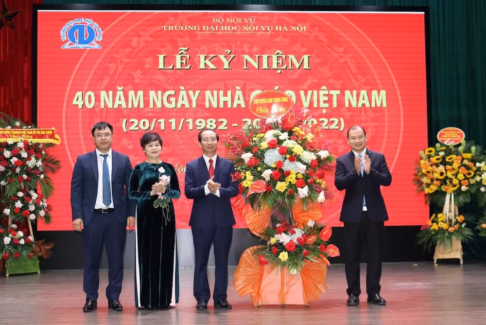 PGS, TS Lê Hải Bình, Ủy viên dự khuyết Ban Chấp hành Trung ương Đảng, Phó Trưởng Ban Tuyên giáo Trung ương tặng hoa, chúc mừng thầy cô Trường đại học Nội vụ Hà Nội.
