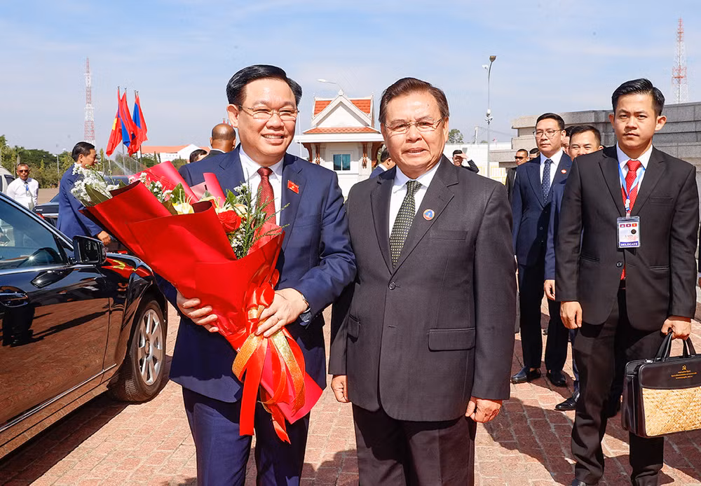 Chủ tịch Quốc hội Lào Saysomphone Phomvihane đón Chủ tịch Quốc hội Vương Đình Huệ.