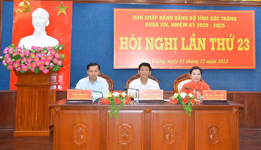 Các đồng chí Thường trực Tỉnh ủy Sóc Trăng điều hành hội nghị.