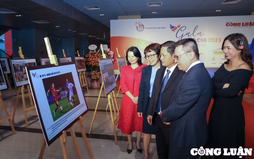 Các đại biểu tham quan khu trưng bày các tác phẩm xuất sắc tại Giải ảnh "Khoảnh khắc Báo chí" 2022. Các đại biểu tham quan khu trưng bày các tác phẩm xuất sắc tại Giải ảnh "Khoảnh khắc Báo chí" 2022.