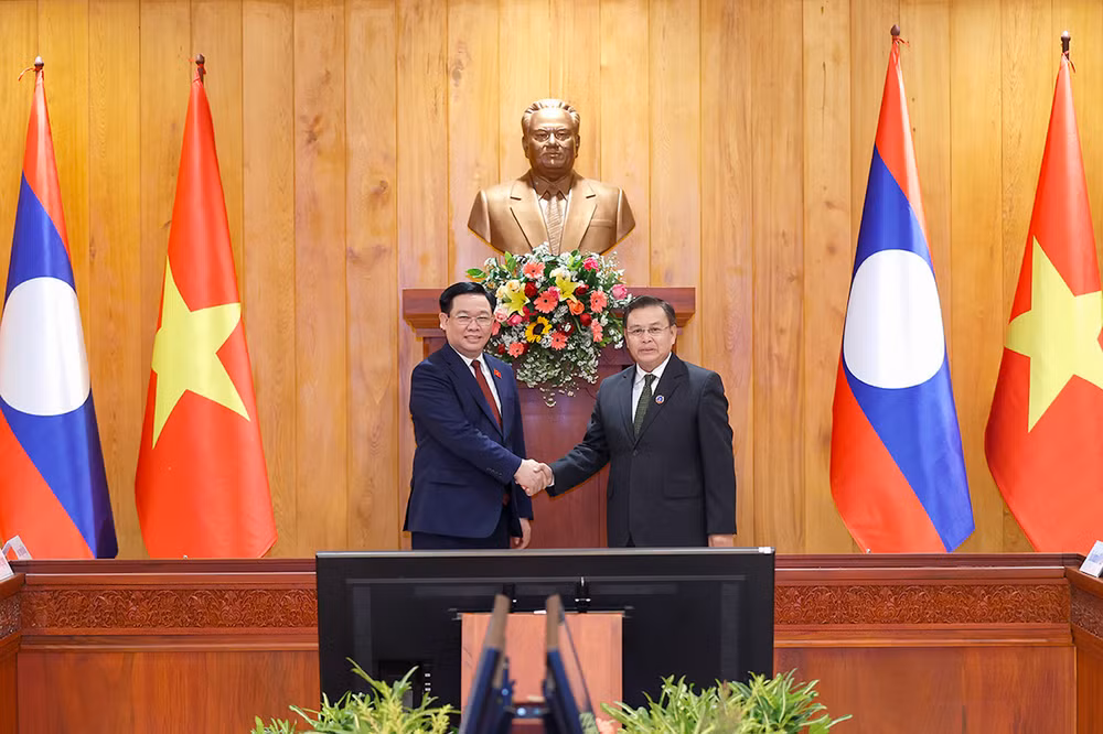 Chủ tịch Quốc hội Vương Đình Huệ và Chủ tịch Quốc hội Lào Saysomphone Phomvihane tại buổi hội đàm.