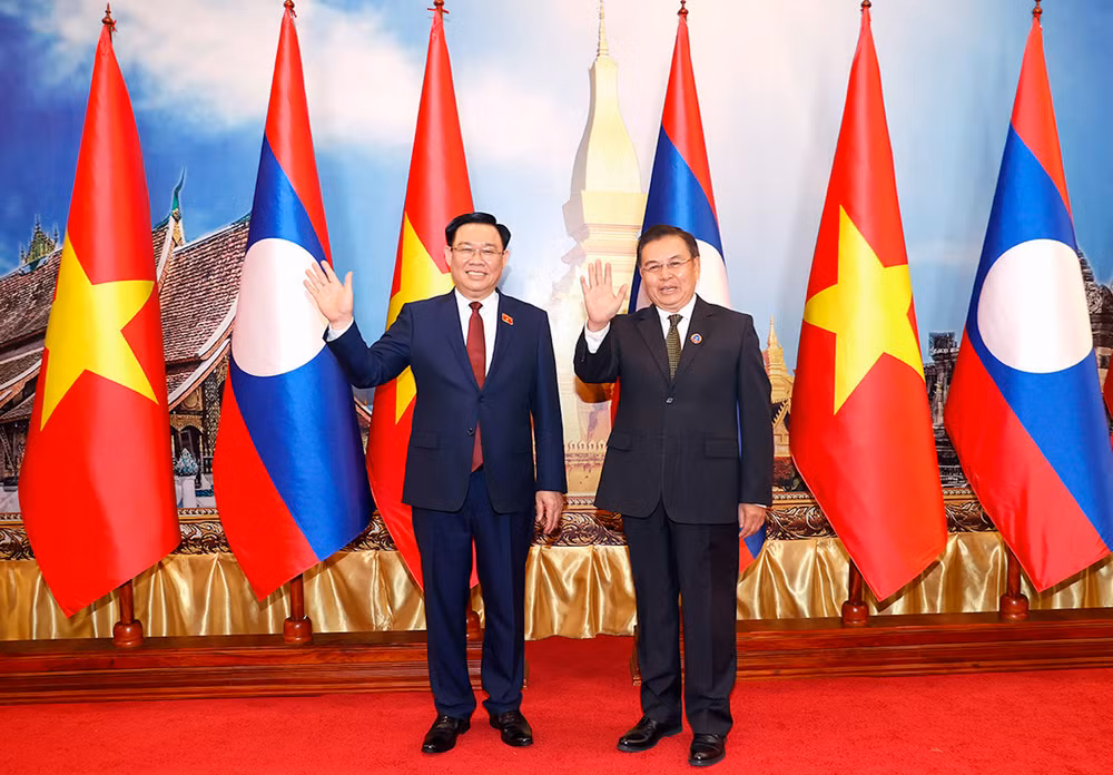 Chủ tịch Quốc hội Vương Đình Huệ và Chủ tịch Quốc hội Lào Saysomphone Phomvihane chụp ảnh chung.