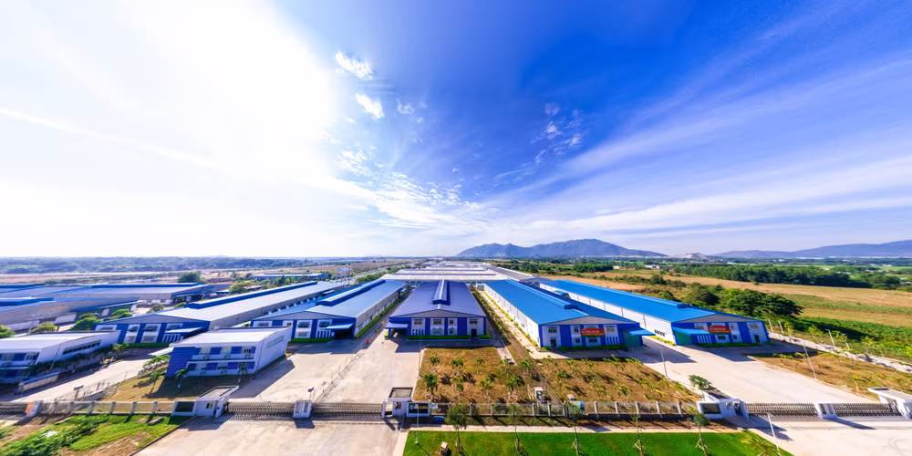 KCN Châu Đức tại Bà Rịa - Vũng Tàu đã dành hàng trăm ha đất để thu hút các nhà đầu tư thứ cấp xây dựng nhà xưởng cho thuê. KCN Châu Đức tại Bà Rịa - Vũng Tàu đã dành hàng trăm ha đất để thu hút các nhà đầu tư thứ cấp xây dựng nhà xưởng cho thuê.
