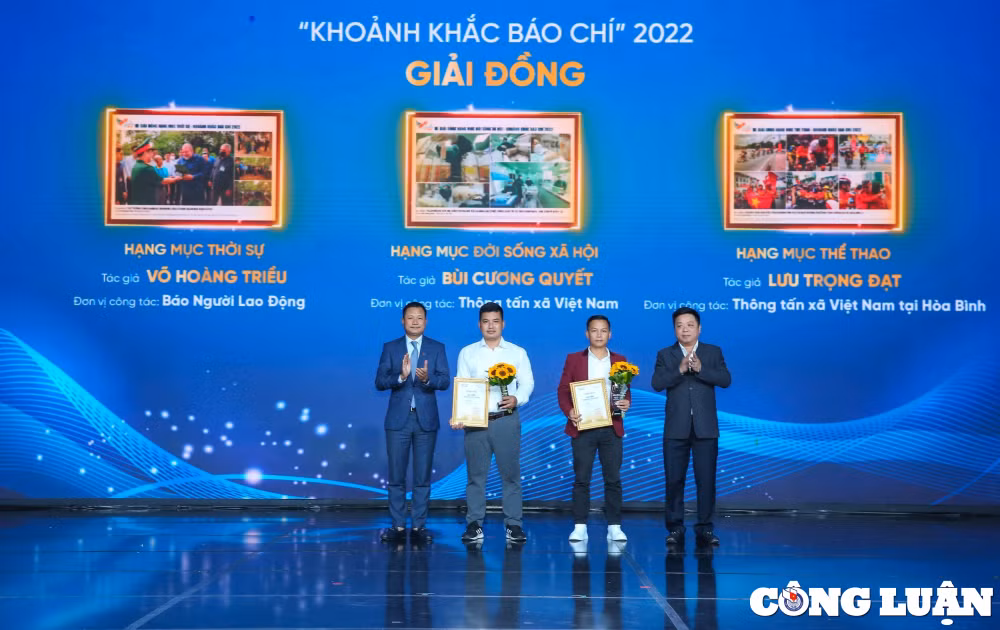 Ông Đỗ Đức Hoàng - Phó Tổng Giám đốc Đài truyền hình Việt Nam và ông Quế Đình Nguyên - Phó Tổng Biên tập Báo Nhân Dân trao Giải Đồng của 3 hạng mục cho các tác giả có tác phẩm đoạt giải. Ông Đỗ Đức Hoàng - Phó Tổng Giám đốc Đài truyền hình Việt Nam và ông Quế Đình Nguyên - Phó Tổng Biên tập Báo Nhân Dân trao Giải Đồng của 3 hạng mục cho các tác giả có tác phẩm đoạt giải.