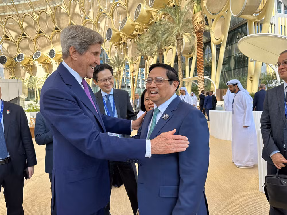 Thủ tướng Phạm Minh Chính gặp Đặc phái viên của Tổng thống Hoa Kỳ về khí hậu John Kerry. Thủ tướng Phạm Minh Chính gặp Đặc phái viên của Tổng thống Hoa Kỳ về khí hậu John Kerry.