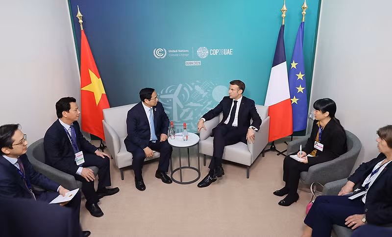 Thủ tướng Phạm Minh Chính gặp Tổng thống Pháp Emmanuel Macron. (Ảnh: TTXVN)