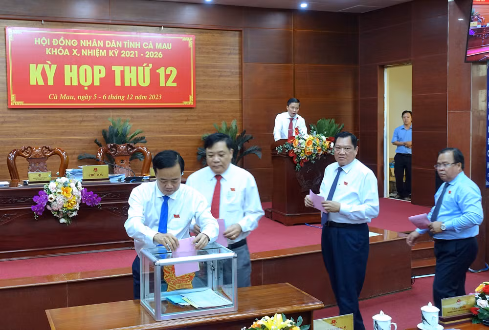 Các đại biểu Hội đồng nhân dân tỉnh Cà Mau bỏ phiếu tín nhiệm đối với những người giữ chức vụ do Hội đồng nhân dân tỉnh bầu.