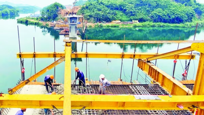Cầu Hàm Yên bắc qua sông Lô thuộc gói thầu số 24 thi công đạt 65% khối lượng.