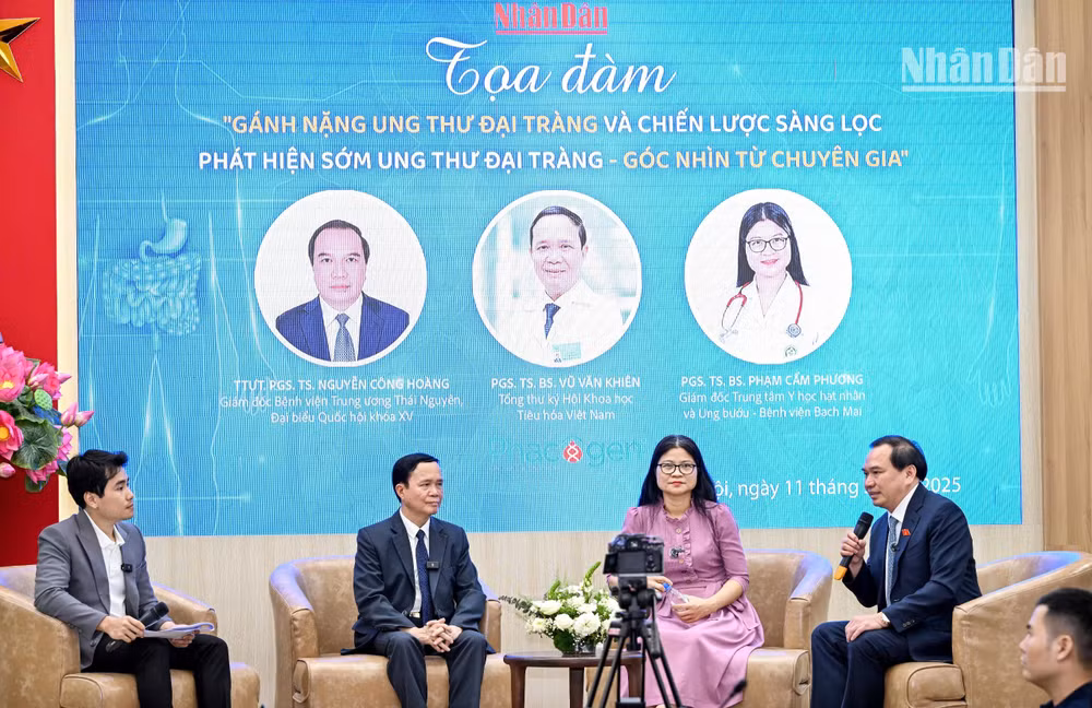 Phó Giáo sư, Tiến sĩ, bác sĩ Nguyễn Công Hoàng (ngoài cùng bên phải) phát biểu. Phó Giáo sư, Tiến sĩ, bác sĩ Nguyễn Công Hoàng (ngoài cùng bên phải) phát biểu.