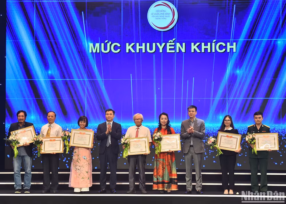 Ban tổ chức trao thưởng cho 09 tác phẩm đạt giải khuyến khích. (Ảnh: THỦY NGUYÊN) Ban tổ chức trao thưởng cho 09 tác phẩm đạt giải khuyến khích. (Ảnh: THỦY NGUYÊN)