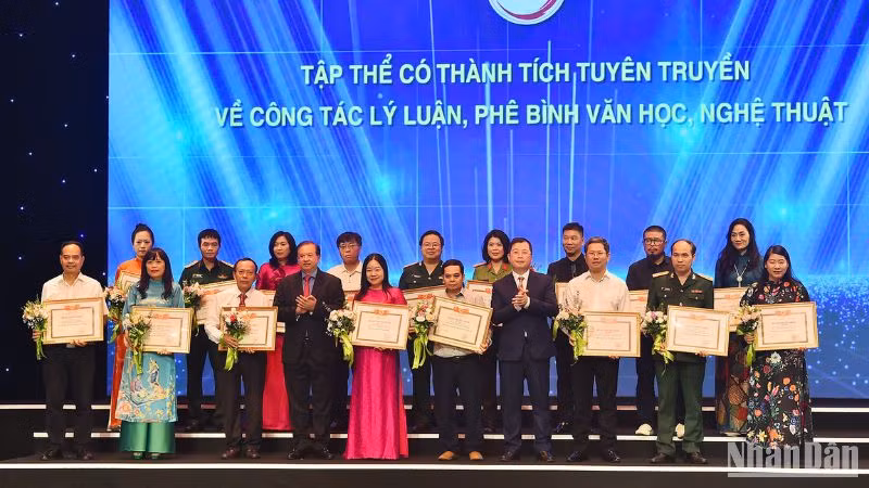 Các đơn vị có thành tích nổi bật trong hoạt động tuyên truyền cho công tác lý luận, phê bình văn học, nghệ thuật trong năm 2023. (Ảnh: THỦY NGUYÊN)