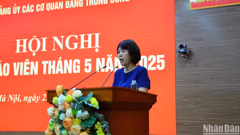 Đồng chí Nguyễn Thị Hoàng Vân, Phó Bí thư Đảng ủy các cơ quan Đảng Trung ương phát biểu ý kiến tại hội nghị. (Ảnh: PHẠM CƯỜNG) Đồng chí Nguyễn Thị Hoàng Vân, Phó Bí thư Đảng ủy các cơ quan Đảng Trung ương phát biểu ý kiến tại hội nghị. (Ảnh: PHẠM CƯỜNG)