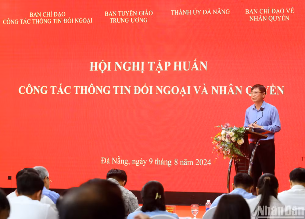 Thiếu tướng Nguyễn Văn Kỷ, Phó Chánh văn phòng Thường trực Ban Chỉ đạo về nhân quyền của Chính phủ báo cáo chuyên đề tại Hội nghị. (Ảnh: BTC) Thiếu tướng Nguyễn Văn Kỷ, Phó Chánh văn phòng Thường trực Ban Chỉ đạo về nhân quyền của Chính phủ báo cáo chuyên đề tại Hội nghị. (Ảnh: BTC)