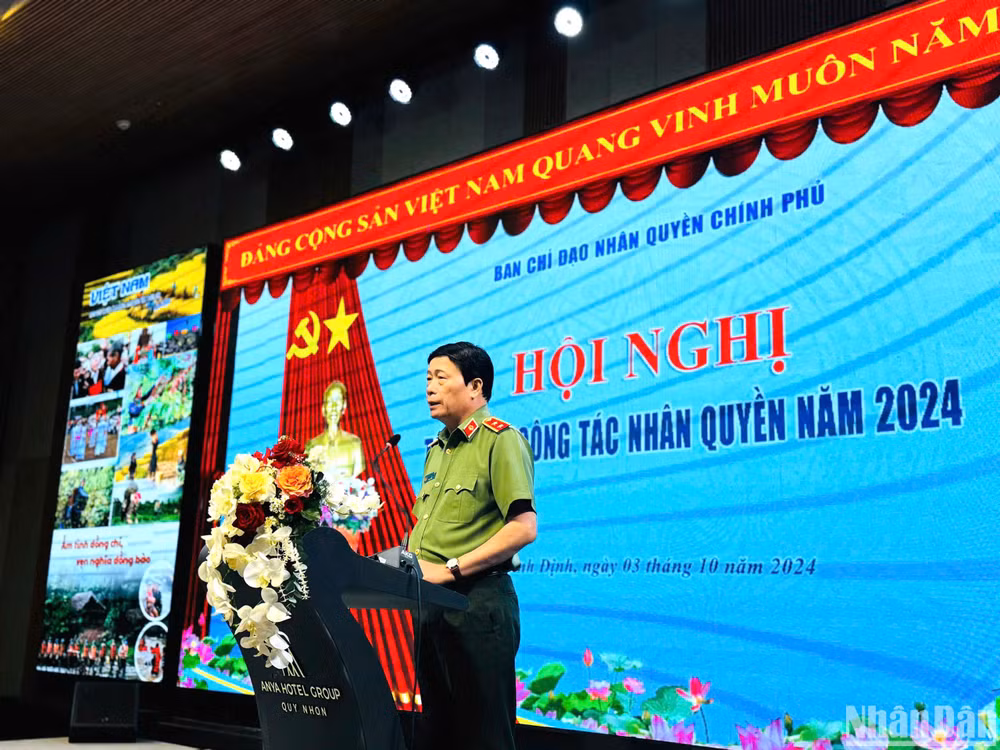 Trung tướng Lê Quốc Hùng, Ủy viên Trung ương Đảng, Thứ trưởng Công an, Phó Trưởng ban Thường trực Ban Chỉ đạo về Nhân quyền của Chính phủ phát biểu tại Hội nghị