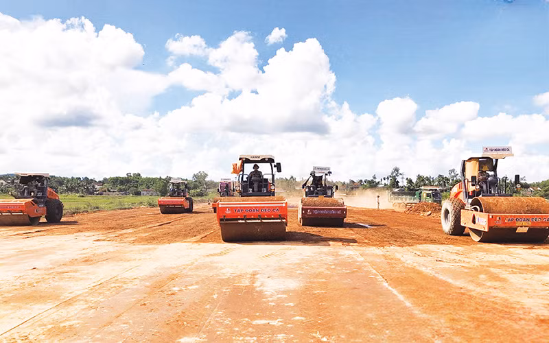 Công nhân Tập đoàn Đèo Cả thi công đường cao tốc Quảng Ngãi-Hoài Nhơn.