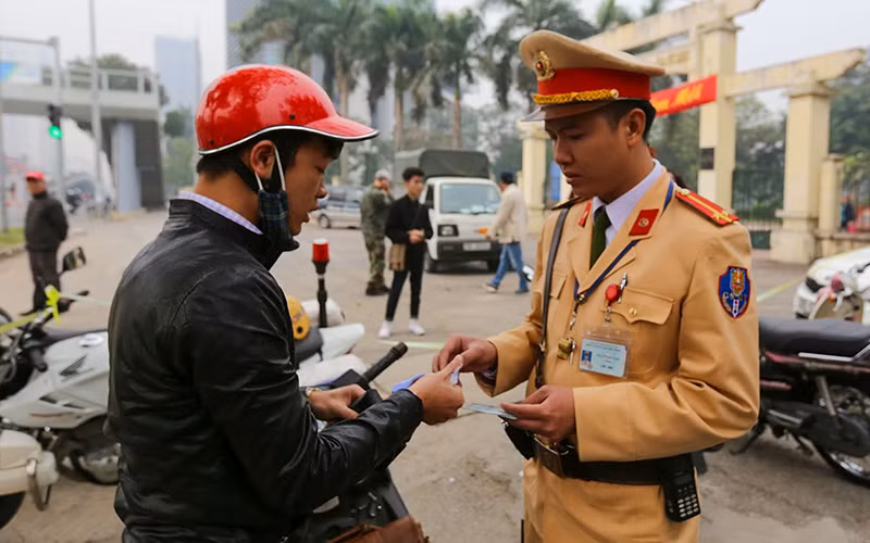 Bộ Công an đề xuất quy định mới về điểm, trừ điểm giấy phép lái xe trong dự thảo Luật Trật tự, an toàn giao thông đường bộ. (Ảnh TUẤN TRUNG)