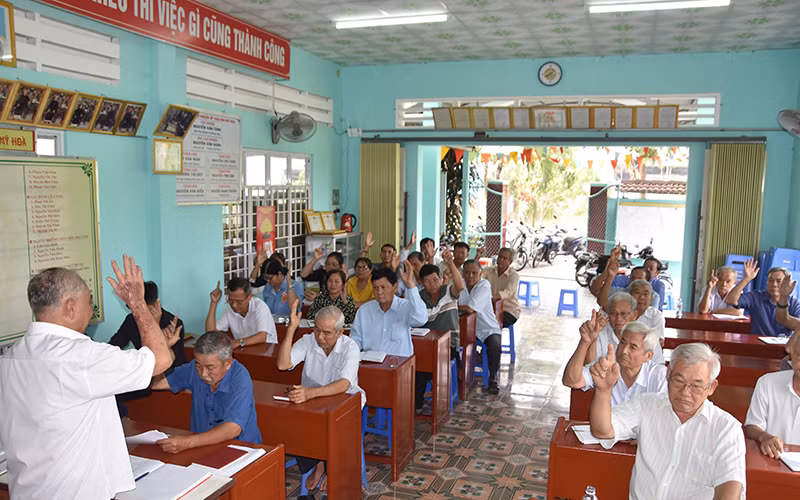 Đảng viên biểu quyết tại một cuộc họp chi bộ trên địa bàn xã Mỹ Phong, thành phố Mỹ Tho.