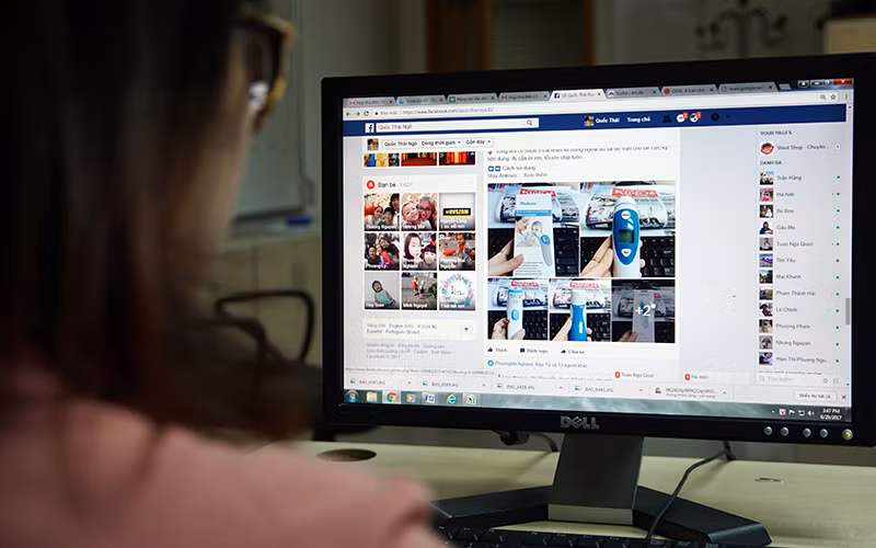 Người tiêu dùng cần tìm hiểu kỹ thông tin người bán, thông tin sản phẩm khi mua sắm trực tuyến. (Ảnh TUỆ NGHI)