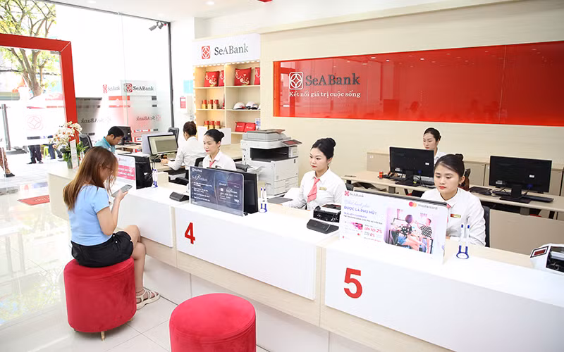 Khách hàng giao dịch tại chi nhánh ngân hàng SeABank.