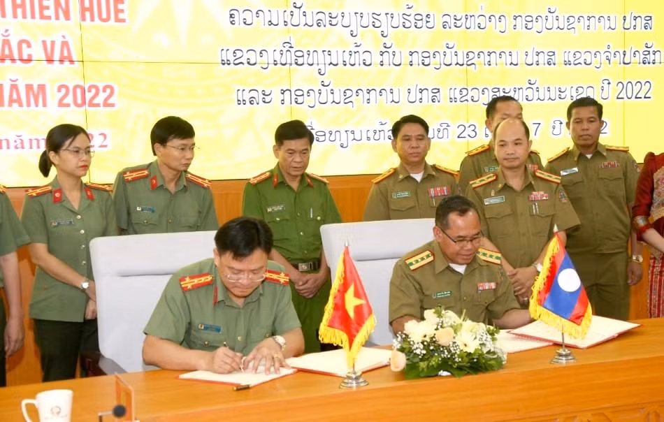 Giám đốc Công an tỉnh Thừa Thiên Huế ký kết biên bản ghi nhớ hợp tác bảo đảm an ninh trật tự với Công an 2 tỉnh bạn Lào.