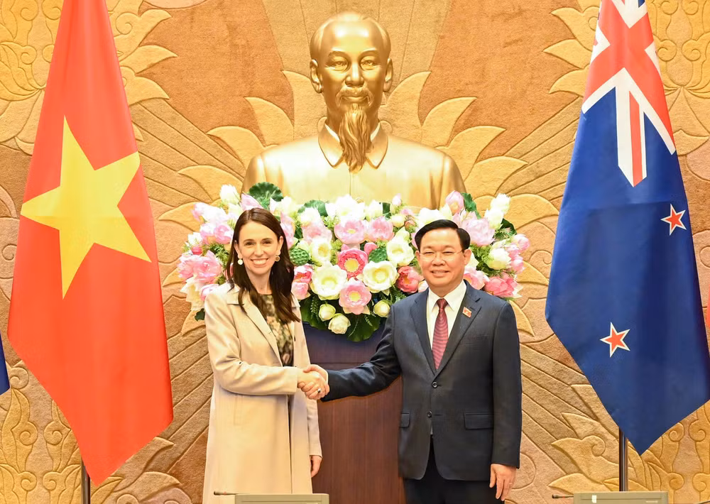 Chủ tịch Quốc hội Vương Đình Huệ và Thủ tướng New Zealand Jacinda Ardern tại buổi tiếp. Chủ tịch Quốc hội Vương Đình Huệ và Thủ tướng New Zealand Jacinda Ardern tại buổi tiếp.