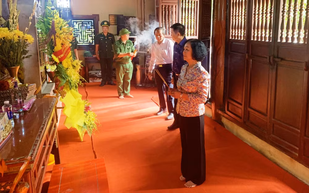 Đồng chí Trương Thị Mai dâng hương tại Đền tưởng niệm Anh hùng, liệt sĩ đường 20 Quyết thắng. Đồng chí Trương Thị Mai dâng hương tại Đền tưởng niệm Anh hùng, liệt sĩ đường 20 Quyết thắng.