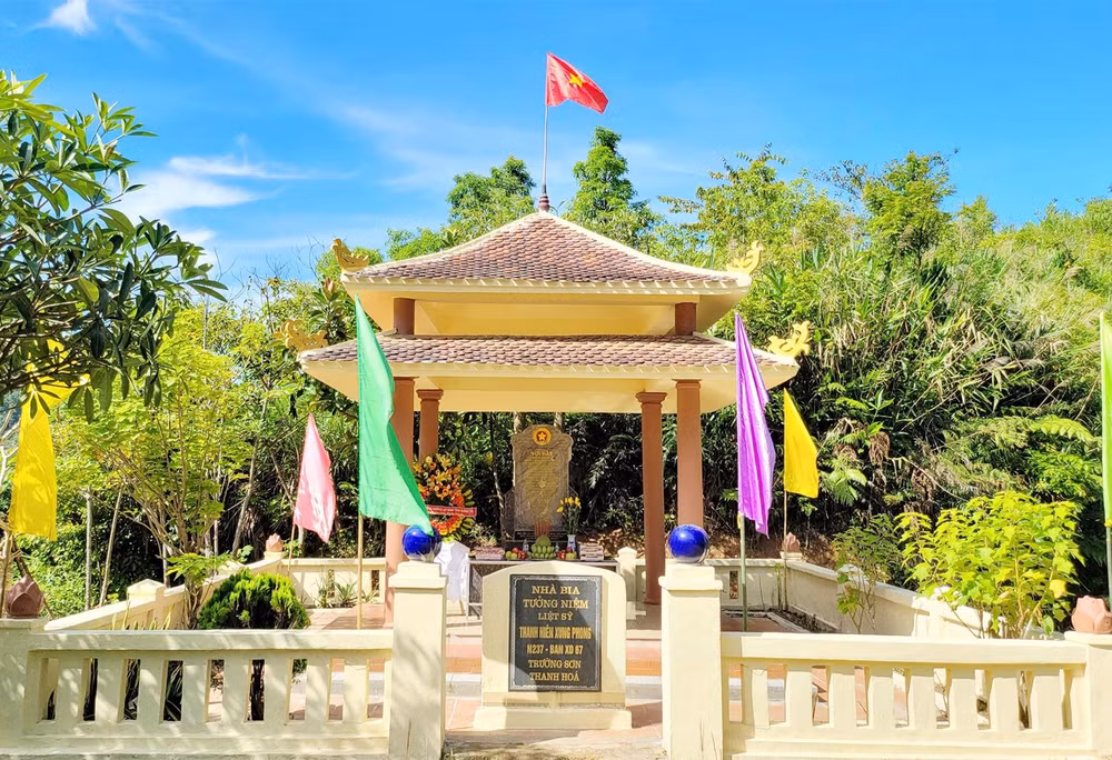 Nhà Bia tưởng niệm tri ân 67 anh hùng liệt sĩ tại Ngã ba Dân Chủ vừa được tôn tạo.