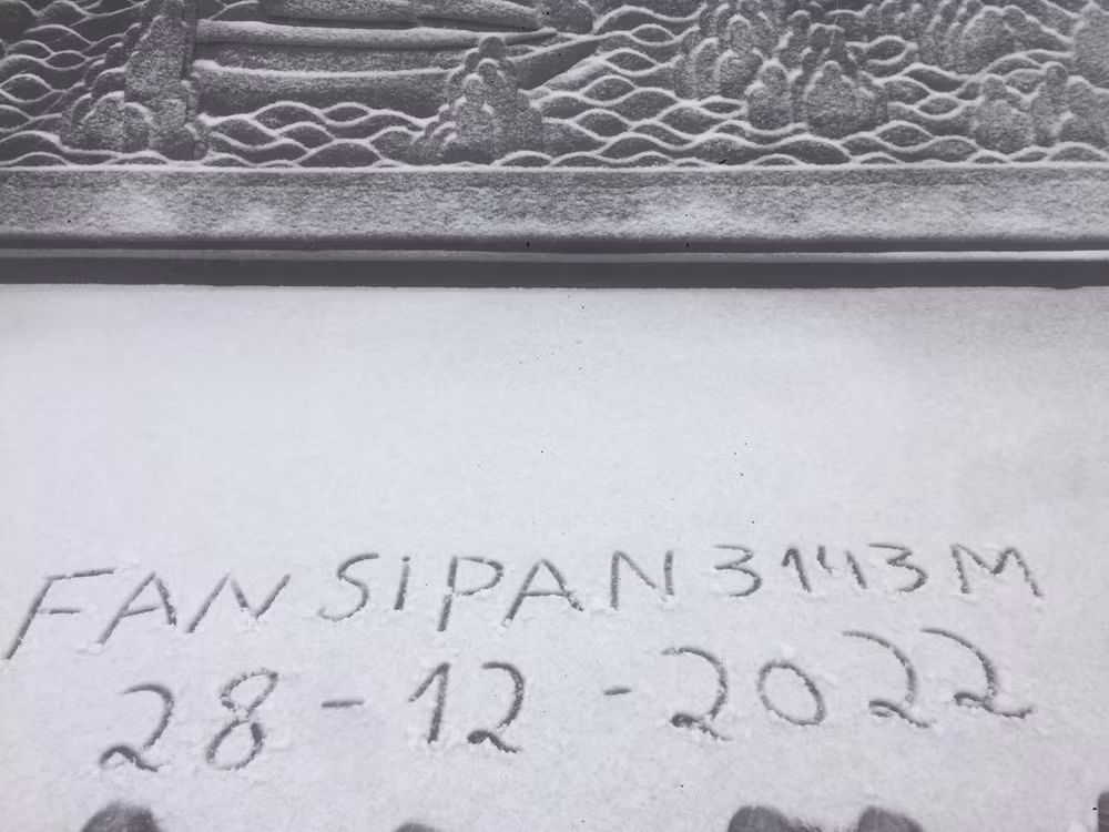 Sáng sớm 28/12, những nhân viên an ninh làm việc tại khu vực đỉnh Fansipan đã phát hiện tuyết rơi.