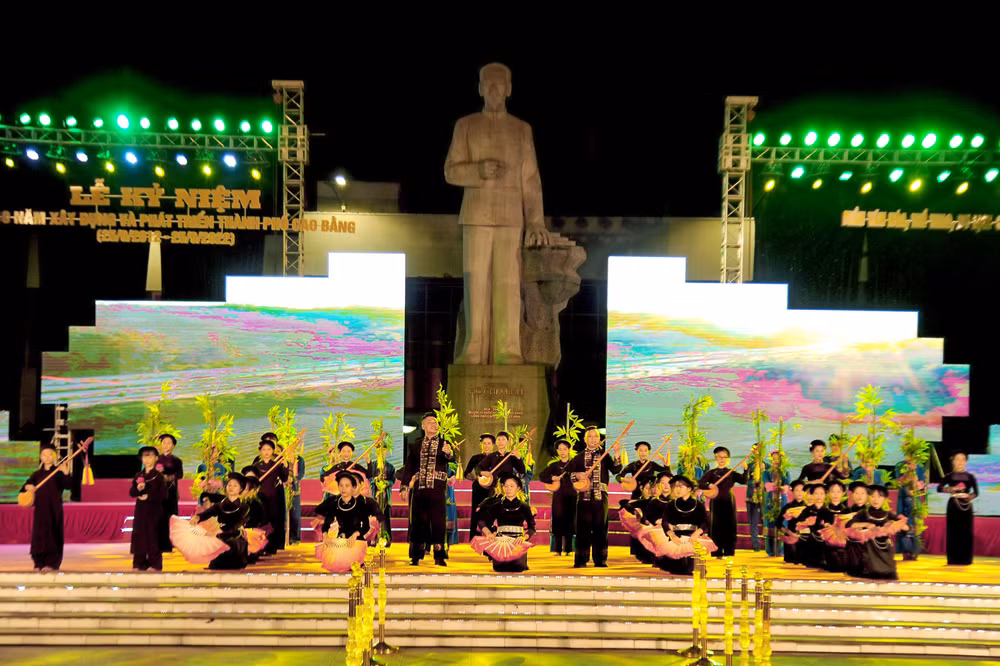 Chương trình nghệ thuật “Thành phố Cao Bằng - Non nước ngàn năm” kỷ niệm 10 năm thành lập thành phố. Chương trình nghệ thuật “Thành phố Cao Bằng - Non nước ngàn năm” kỷ niệm 10 năm thành lập thành phố.