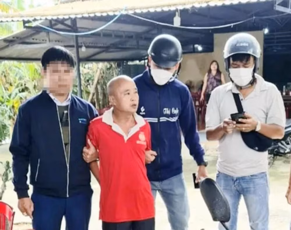 Đối tượng Đặng Văn Đồng đang trên đường được Công an di lý ra tỉnh Thừa Thiên Huế. (Ảnh: Cơ quan công an cung cấp)