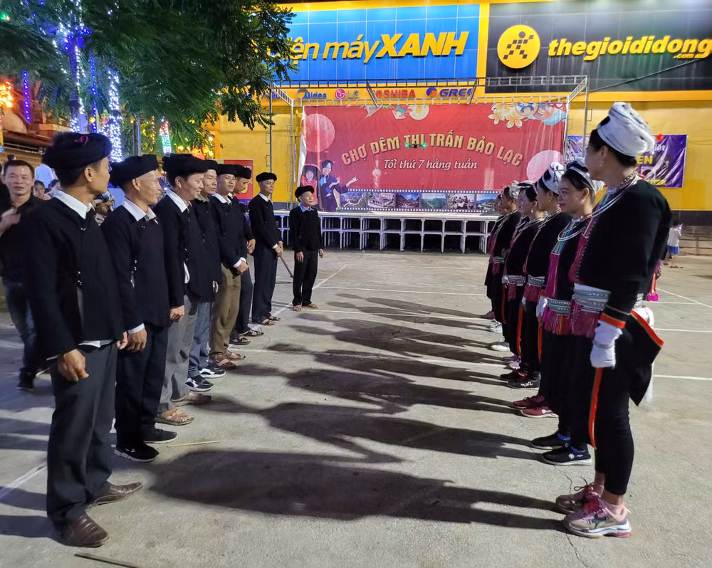 Hát đối đáp của đồng bào dân tộc Sán Chỉ.