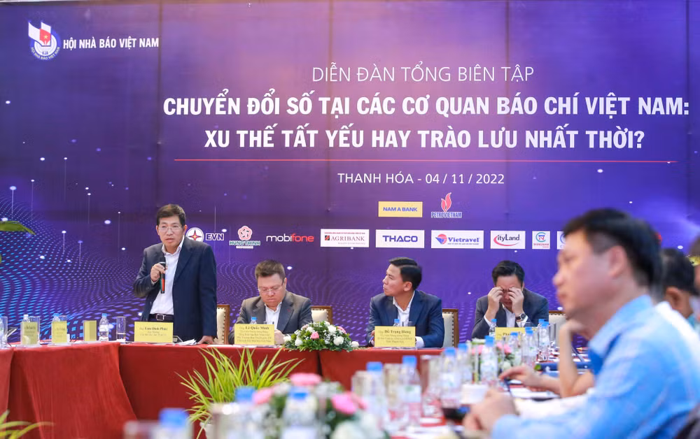 Ở góc độ cơ quan quản lý báo chí, ông Lưu Đình Phúc, Cục trưởng Cục Báo chí dành khá nhiều thời gian để nói về câu chuyện chuyển đổi số ở các cơ quan báo chí, đồng thời chia sẻ về kế hoạch, mục tiêu chuyển đổi số của Cục Báo chí trong thời gian tới. Ở góc độ cơ quan quản lý báo chí, ông Lưu Đình Phúc, Cục trưởng Cục Báo chí dành khá nhiều thời gian để nói về câu chuyện chuyển đổi số ở các cơ quan báo chí, đồng thời chia sẻ về kế hoạch, mục tiêu chuyển đổi số của Cục Báo chí trong thời gian tới.
