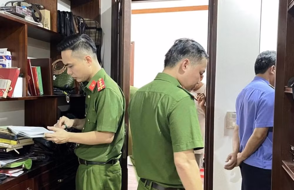 Cơ quan công an thực hiện khám xét nhà ở bị can liên quan vụ án, phục vụ điều tra. Ảnh: TL