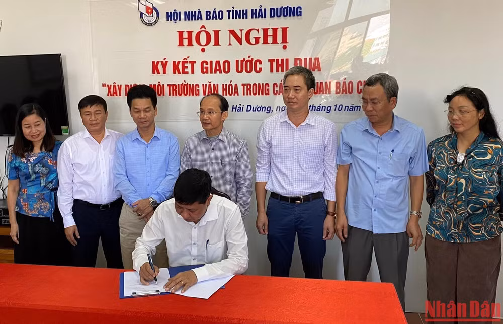 Đại diện các cơ quan báo, tạp chí của tỉnh Hải Dương ký giao ước thi đua.