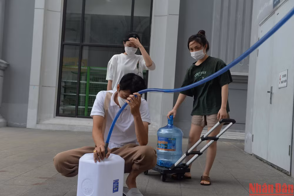 Trước đó, ngày 21/9, ông Trịnh Văn Nam, Phó Tổng Giám đốc Công ty cổ phần Đầu tư nước sạch Sông Đà (Viwasupco) đã ký văn bản gửi các công ty, khách hàng về việc tạm dừng cấp nước.