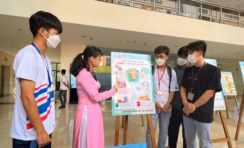 Sinh viên Trường ĐH Tôn Đức Thắng giới thiệu ý tưởng về tiết kiệm điện tại Cuộc thi "Sinh viên chung tay tiết kiệm điện".
