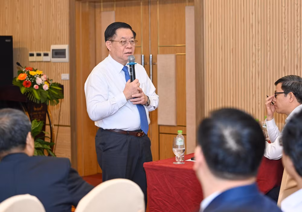 Đồng chí Nguyễn Trọng Nghĩa, Bí thư Trung Ương Đảng, Trưởng Ban Tuyên giáo Trung ương phát biểu tổng kết hội thảo. Đồng chí Nguyễn Trọng Nghĩa, Bí thư Trung Ương Đảng, Trưởng Ban Tuyên giáo Trung ương phát biểu tổng kết hội thảo.