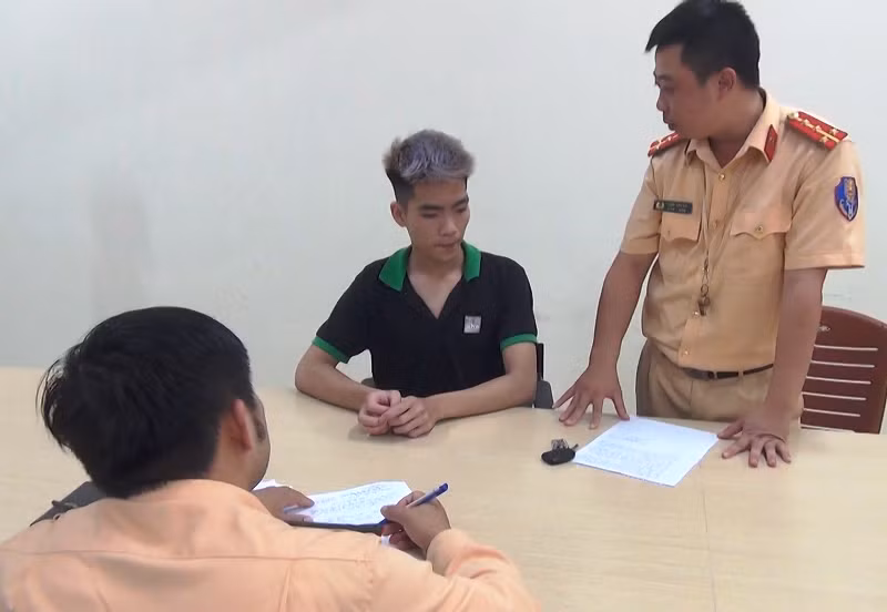 Cảnh sát giao thông thành phố Thanh Hóa đấu tranh với Trương Đình Huy Anh về các hành vi vi phạm Luật Giao thông đường bộ.