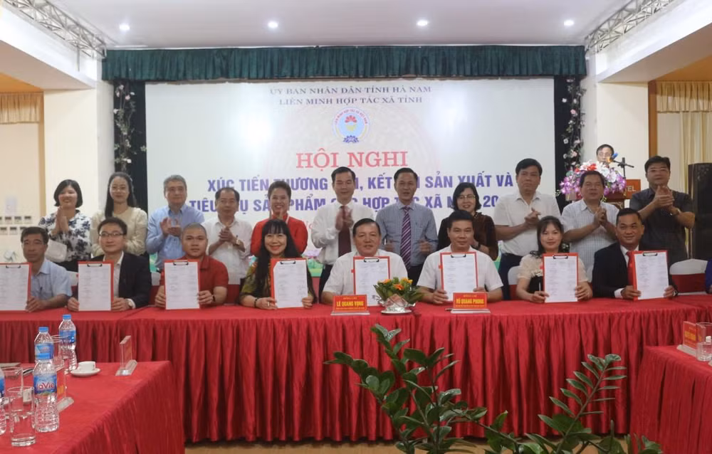 Các đơn vị, doanh nghiệp ký biên bản ghi nhớ, hợp đồng hợp tác tiêu thụ nông sản. Các đơn vị, doanh nghiệp ký biên bản ghi nhớ, hợp đồng hợp tác tiêu thụ nông sản.