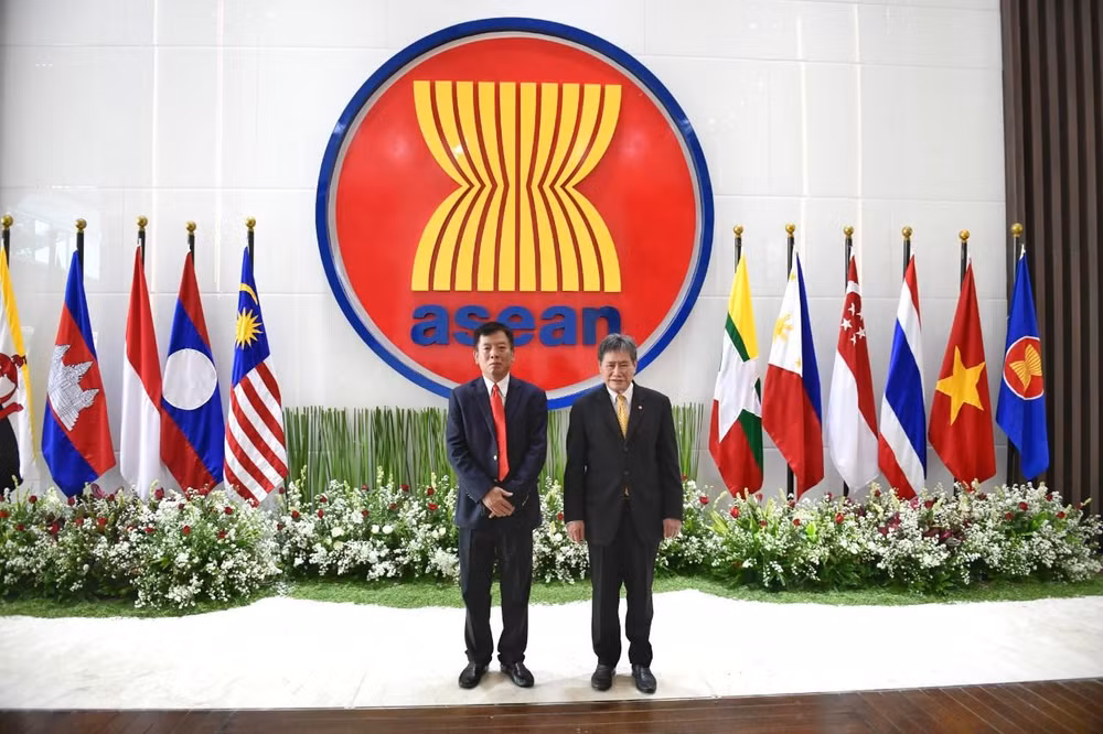Đại sứ Vũ Hồ, Quyền Trưởng SOM ASEAN và Tổng thư ký ASEAN. (Ảnh: Ban Thư ký ASEAN cung cấp)