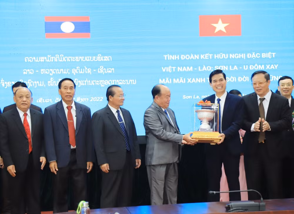 Tỉnh Oudomxay tặng quà tỉnh Sơn La nhân dịp chuyến thăm và làm việc.
