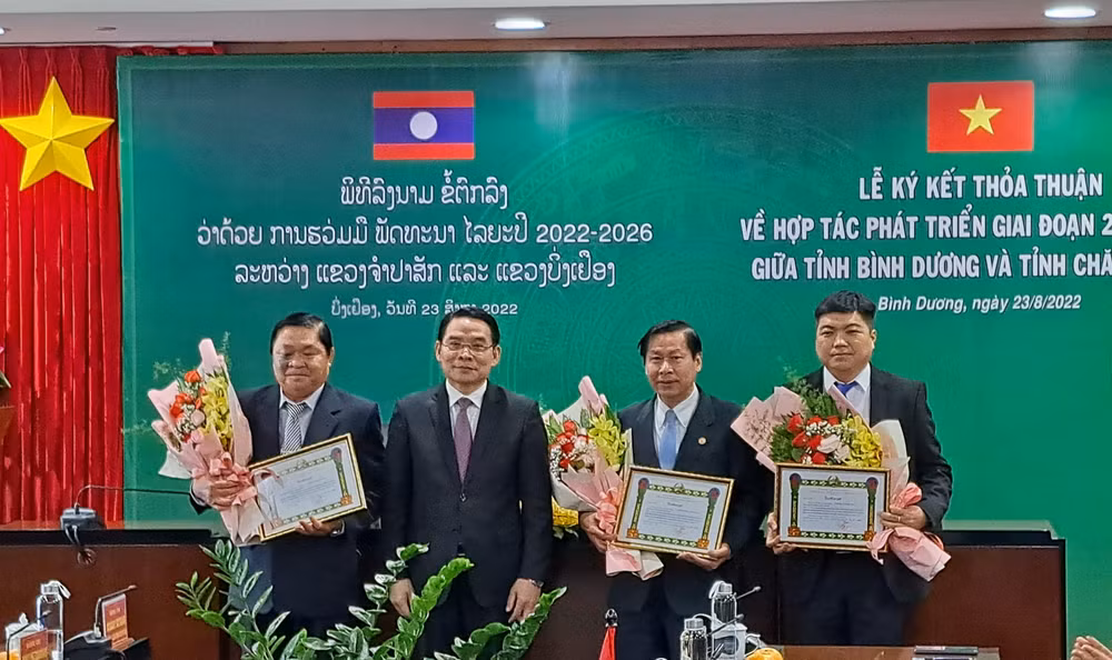 Đồng chí Vilayvong Bouddakham, Bí thư Tỉnh ủy, Tỉnh trưởng tỉnh Champasak, trao Bằng khen cho 3 tập thể của tỉnh Bình Dương. Đồng chí Vilayvong Bouddakham, Bí thư Tỉnh ủy, Tỉnh trưởng tỉnh Champasak, trao Bằng khen cho 3 tập thể của tỉnh Bình Dương.