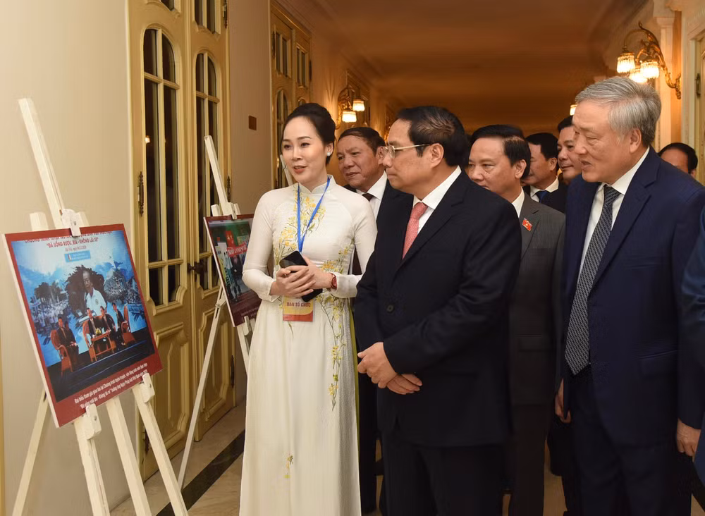 Thủ tướng Phạm Minh Chính và các đồng chí lãnh đạo Đảng, Nhà nước tham quan triển lãm ảnh. Thủ tướng Phạm Minh Chính và các đồng chí lãnh đạo Đảng, Nhà nước tham quan triển lãm ảnh.