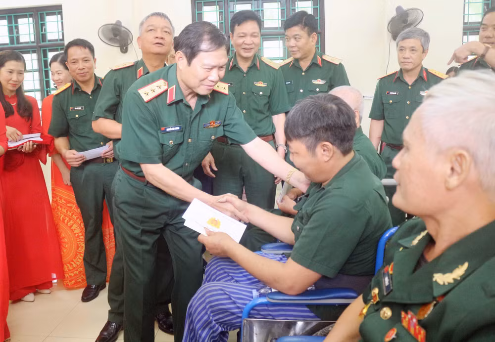 Thượng tướng Nguyễn Tân Cương thăm, tặng quà tại Trung tâm thương binh Duy Tiên.