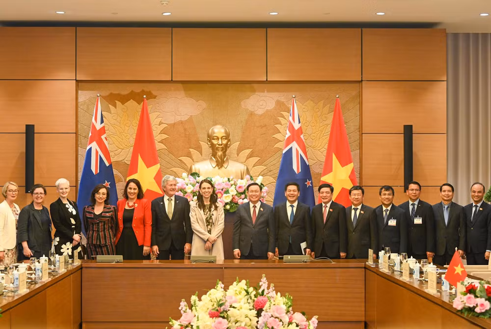 Chủ tịch Quốc hội Vương Đình Huệ và Thủ tướng New Zealand Jacinda Ardern cùng đại biểu hai nước chụp ảnh lưu niệm tại buổi tiếp. Chủ tịch Quốc hội Vương Đình Huệ và Thủ tướng New Zealand Jacinda Ardern cùng đại biểu hai nước chụp ảnh lưu niệm tại buổi tiếp.