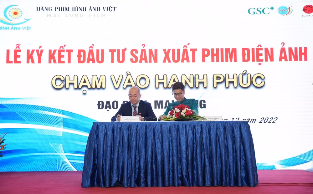 Đạo diễn Mai Long (bên phải)-đại diện đơn vị sản xuất ký kết hợp tác Đạo diễn Mai Long (bên phải)-đại diện đơn vị sản xuất ký kết hợp tác