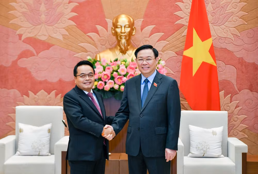 Chủ tịch Quốc hội Vương Đình Huệ và Chủ tịch Kiểm toán Lào Viengthavisone Thephachanh tại buổi tiếp. (Ảnh: Duy Linh)