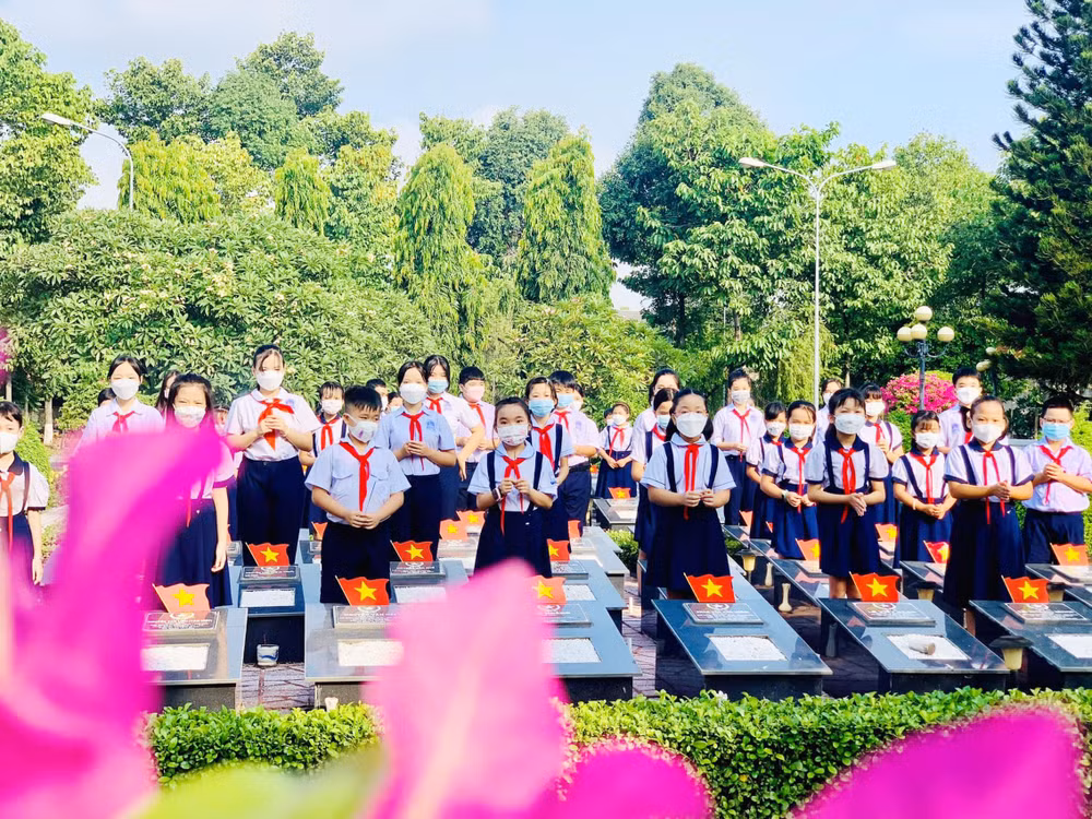 Một số hình ảnh về hoạt động tri ân, tưởng nhớ các anh hùng liệt sĩ ở các địa phương được trưng bày tại triển lãm.